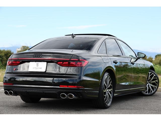 Ｓ８ ベースグレード　後期　ブラックＡｕｄｉ　ｒｉｎｇｓ＆ブラックスタイリングパッケージ　ＨＤマトリクスＬＥＤ　プレディクティブアクティブサスペンション　ＯＰ２１ＡＷ　Ｂ＆Ｏ　パワークロージングドア　ＡＣＣ　電動トランク（6枚目）