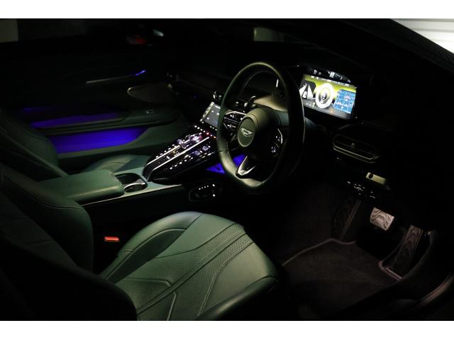 ヴァンテージ ベースグレード　現行　新車保証　Ｂｏｗｅｒｓ＆Ｗｉｌｋｉｎｓ　スポーツプラスシート　ベンチレーター　スモークドテール　２１Ｙスポーク鍛造ＡＷ　カーボンセラミックブレーキ　グロス２×２ツインカーボンファイバーロアー（3枚目）