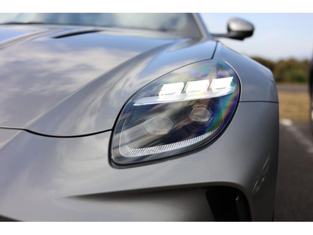 ヴァンテージ ベースグレード　現行　新車保証　Ｂｏｗｅｒｓ＆Ｗｉｌｋｉｎｓ　スポーツプラスシート　ベンチレーター　スモークドテール　２１Ｙスポーク鍛造ＡＷ　カーボンセラミックブレーキ　グロス２×２ツインカーボンファイバーロアー（7枚目）