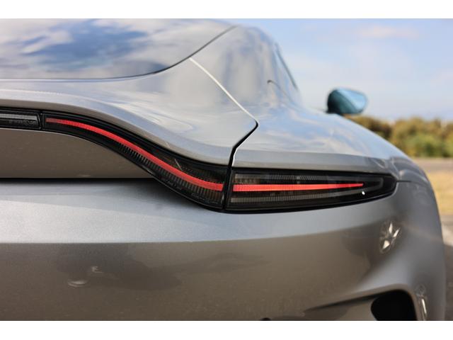 ヴァンテージ ベースグレード　現行　新車保証　Ｂｏｗｅｒｓ＆Ｗｉｌｋｉｎｓ　スポーツプラスシート　ベンチレーター　スモークドテール　２１Ｙスポーク鍛造ＡＷ　カーボンセラミックブレーキ　グロス２×２ツインカーボンファイバーロアー（8枚目）