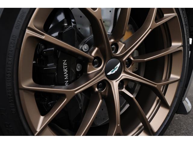 ヴァンテージ ベースグレード　現行　新車保証　Ｂｏｗｅｒｓ＆Ｗｉｌｋｉｎｓ　スポーツプラスシート　ベンチレーター　スモークドテール　２１Ｙスポーク鍛造ＡＷ　カーボンセラミックブレーキ　グロス２×２ツインカーボンファイバーロアー（9枚目）