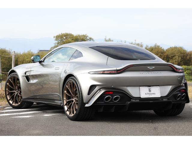 ヴァンテージ ベースグレード　現行　新車保証　Ｂｏｗｅｒｓ＆Ｗｉｌｋｉｎｓ　スポーツプラスシート　ベンチレーター　スモークドテール　２１Ｙスポーク鍛造ＡＷ　カーボンセラミックブレーキ　グロス２×２ツインカーボンファイバーロアー（18枚目）