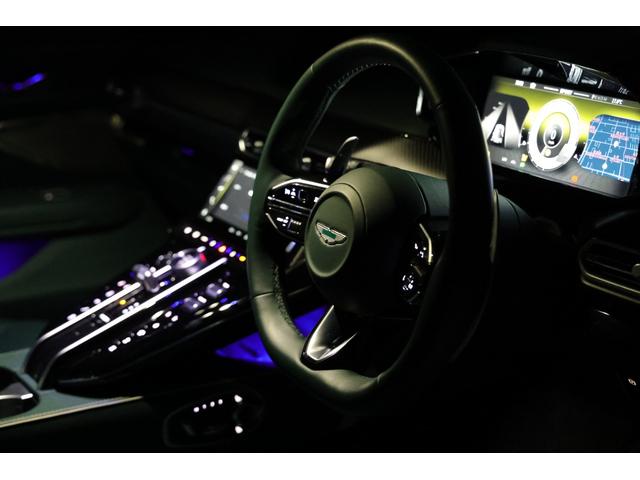 ヴァンテージ ベースグレード　現行　新車保証　Ｂｏｗｅｒｓ＆Ｗｉｌｋｉｎｓ　スポーツプラスシート　ベンチレーター　スモークドテール　２１Ｙスポーク鍛造ＡＷ　カーボンセラミックブレーキ　グロス２×２ツインカーボンファイバーロアー（19枚目）