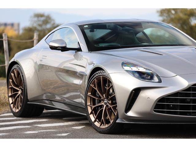 ヴァンテージ ベースグレード　現行　新車保証　Ｂｏｗｅｒｓ＆Ｗｉｌｋｉｎｓ　スポーツプラスシート　ベンチレーター　スモークドテール　２１Ｙスポーク鍛造ＡＷ　カーボンセラミックブレーキ　グロス２×２ツインカーボンファイバーロアー（25枚目）