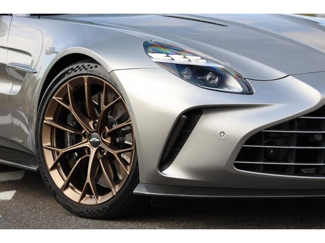 ヴァンテージ ベースグレード　現行　新車保証　Ｂｏｗｅｒｓ＆Ｗｉｌｋｉｎｓ　スポーツプラスシート　ベンチレーター　スモークドテール　２１Ｙスポーク鍛造ＡＷ　カーボンセラミックブレーキ　グロス２×２ツインカーボンファイバーロアー（26枚目）