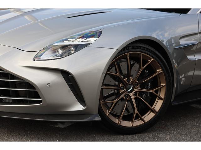 ヴァンテージ ベースグレード　現行　新車保証　Ｂｏｗｅｒｓ＆Ｗｉｌｋｉｎｓ　スポーツプラスシート　ベンチレーター　スモークドテール　２１Ｙスポーク鍛造ＡＷ　カーボンセラミックブレーキ　グロス２×２ツインカーボンファイバーロアー（31枚目）