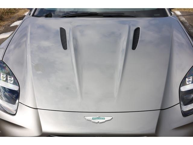 ヴァンテージ ベースグレード　現行　新車保証　Ｂｏｗｅｒｓ＆Ｗｉｌｋｉｎｓ　スポーツプラスシート　ベンチレーター　スモークドテール　２１Ｙスポーク鍛造ＡＷ　カーボンセラミックブレーキ　グロス２×２ツインカーボンファイバーロアー（35枚目）