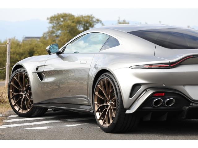 ヴァンテージ ベースグレード　現行　新車保証　Ｂｏｗｅｒｓ＆Ｗｉｌｋｉｎｓ　スポーツプラスシート　ベンチレーター　スモークドテール　２１Ｙスポーク鍛造ＡＷ　カーボンセラミックブレーキ　グロス２×２ツインカーボンファイバーロアー（49枚目）