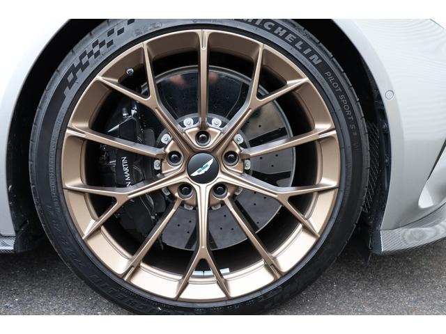 ヴァンテージ ベースグレード　現行　新車保証　Ｂｏｗｅｒｓ＆Ｗｉｌｋｉｎｓ　スポーツプラスシート　ベンチレーター　スモークドテール　２１Ｙスポーク鍛造ＡＷ　カーボンセラミックブレーキ　グロス２×２ツインカーボンファイバーロアー（51枚目）