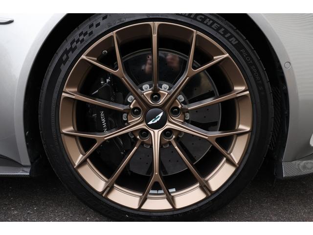 ヴァンテージ ベースグレード　現行　新車保証　Ｂｏｗｅｒｓ＆Ｗｉｌｋｉｎｓ　スポーツプラスシート　ベンチレーター　スモークドテール　２１Ｙスポーク鍛造ＡＷ　カーボンセラミックブレーキ　グロス２×２ツインカーボンファイバーロアー（52枚目）