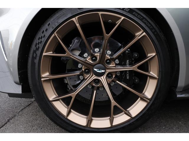 ヴァンテージ ベースグレード　現行　新車保証　Ｂｏｗｅｒｓ＆Ｗｉｌｋｉｎｓ　スポーツプラスシート　ベンチレーター　スモークドテール　２１Ｙスポーク鍛造ＡＷ　カーボンセラミックブレーキ　グロス２×２ツインカーボンファイバーロアー（53枚目）