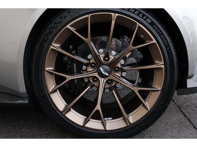 ヴァンテージ ベースグレード　現行　新車保証　Ｂｏｗｅｒｓ＆Ｗｉｌｋｉｎｓ　スポーツプラスシート　ベンチレーター　スモークドテール　２１Ｙスポーク鍛造ＡＷ　カーボンセラミックブレーキ　グロス２×２ツインカーボンファイバーロアー（54枚目）