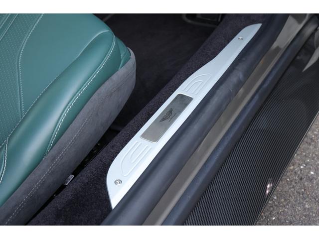 ヴァンテージ ベースグレード　現行　新車保証　Ｂｏｗｅｒｓ＆Ｗｉｌｋｉｎｓ　スポーツプラスシート　ベンチレーター　スモークドテール　２１Ｙスポーク鍛造ＡＷ　カーボンセラミックブレーキ　グロス２×２ツインカーボンファイバーロアー（57枚目）