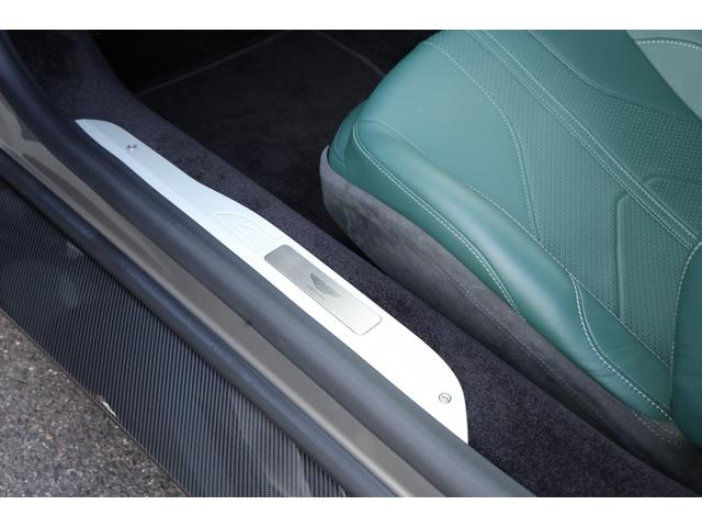 ヴァンテージ ベースグレード　現行　新車保証　Ｂｏｗｅｒｓ＆Ｗｉｌｋｉｎｓ　スポーツプラスシート　ベンチレーター　スモークドテール　２１Ｙスポーク鍛造ＡＷ　カーボンセラミックブレーキ　グロス２×２ツインカーボンファイバーロアー（64枚目）