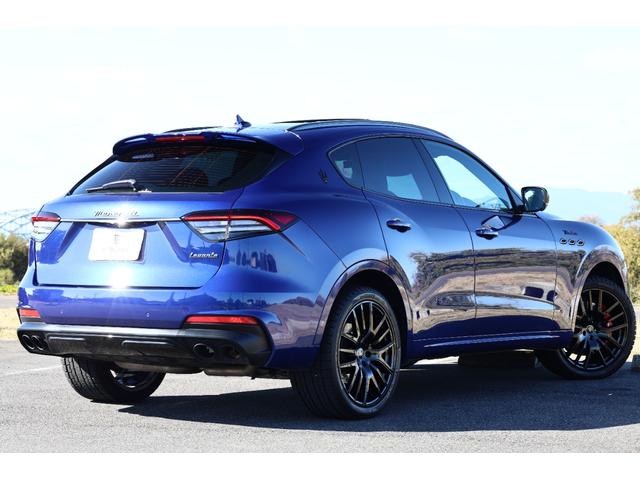 後期レヴァンテ　モデナＳネリッシモパッケージが入庫いたしました。多数のオプションを装備した１台です。ボディカラーもオプションのブルー・エモツィオーネ。綺麗な塗装状態です。