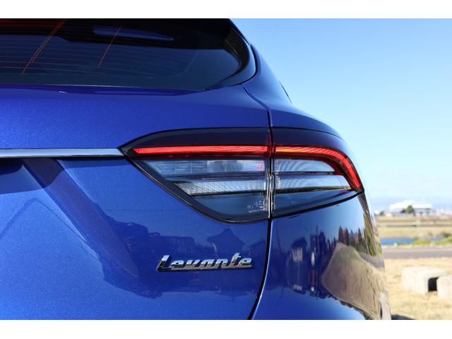 テールもデザインを刷新しております。