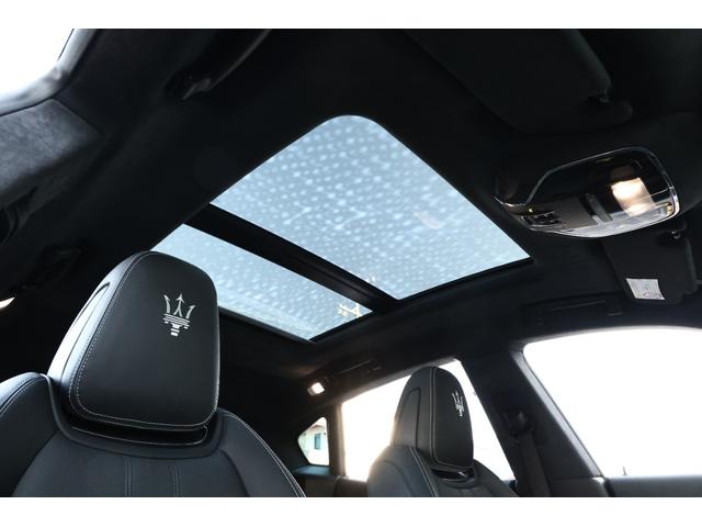 パノラマサンルーフ、アルカンターラルーフは共にメカーオプションです。