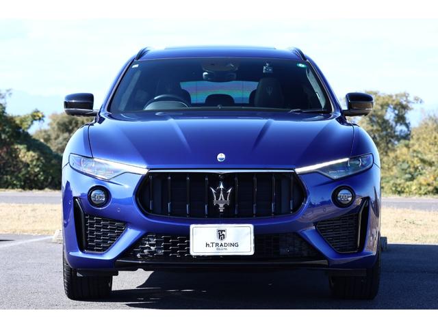 渋滞時の走行を支援する新たなトラフィック・ジャム・アシストは、高速道路の渋滞においてもアクセル操作をサポートし、完全停止時はドライバーの操作なしに停止保持までを担います。