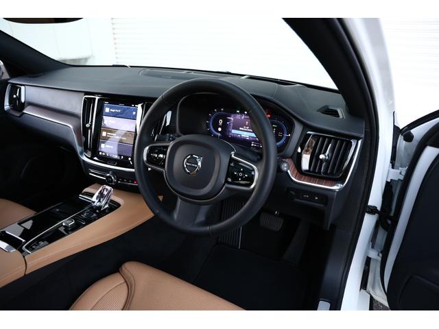 V60 リチャジアルティメットT6AWDプラグインハイブリド 新車保証 Googleナビ パノラマサンルーフ マッサージ機能付きファインナッパレザー ベンチレーター harman/kardon オレフォス社製シフトノブ 19AW HUD ACC 電動テールゲート(3枚目)