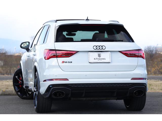 ＲＳ Ｑ３ ベースグレード　ＲＳデザインパッケージレッド　ブラックＡｕｄｉ　ｒｉｎｇｓ＆ブラックスタイリングパッケージ　パノラマＳＲ　２１ＡＷ　ダンピングコントロールサス　Ｂａｎｇ＆Ｏｌｕｆｓｅｎ　ＲＳスポエグ　電動テールゲート（2枚目）