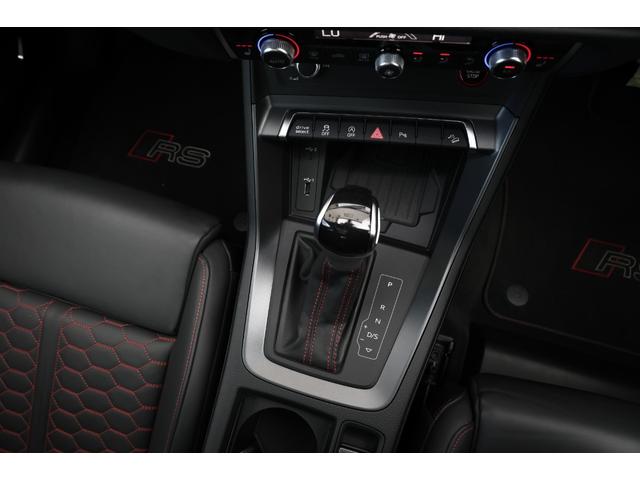 ＲＳ Ｑ３ ベースグレード　ＲＳデザインパッケージレッド　ブラックＡｕｄｉ　ｒｉｎｇｓ＆ブラックスタイリングパッケージ　パノラマＳＲ　２１ＡＷ　ダンピングコントロールサス　Ｂａｎｇ＆Ｏｌｕｆｓｅｎ　ＲＳスポエグ　電動テールゲート（72枚目）
