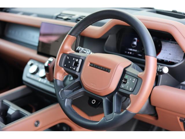 ディフェンダー オクタ　１オーナー　新車保証　６Ｄダイナミックサス　ボディ＆ソウルシート　ＯＰ２２ＡＷ　ディプロイアブルサイドステップ　セミアニリンレザー　パノラマサンルーフ　Ｍｅｒｉｄｉａｎ　急速クーラーボックス　ＨＵＤ（3枚目）