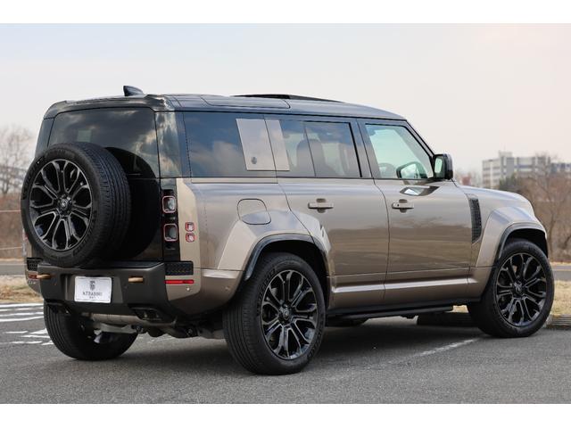 ディフェンダー オクタ　１オーナー　新車保証　６Ｄダイナミックサス　ボディ＆ソウルシート　ＯＰ２２ＡＷ　ディプロイアブルサイドステップ　セミアニリンレザー　パノラマサンルーフ　Ｍｅｒｉｄｉａｎ　急速クーラーボックス　ＨＵＤ（6枚目）