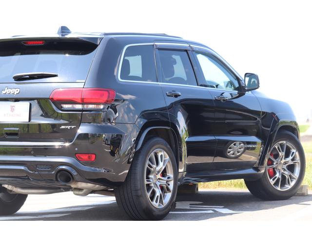 SRT8 黒革 アルカンターラSRT専用スポーツシート 8.4incワイドディスプレイ Brembo製ブレーキ パノラマサンルーフ harman kardon パワートランク SRT専用ワイドボディ(39枚目)