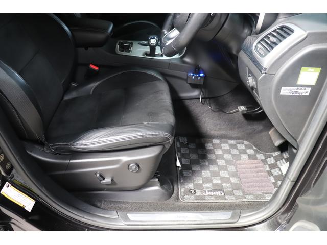 SRT8 黒革 アルカンターラSRT専用スポーツシート 8.4incワイドディスプレイ Brembo製ブレーキ パノラマサンルーフ harman kardon パワートランク SRT専用ワイドボディ(42枚目)