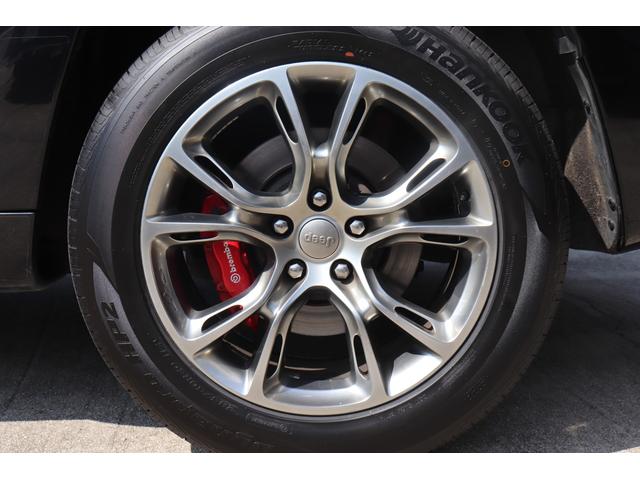 SRT8 黒革 アルカンターラSRT専用スポーツシート 8.4incワイドディスプレイ Brembo製ブレーキ パノラマサンルーフ harman kardon パワートランク SRT専用ワイドボディ(72枚目)