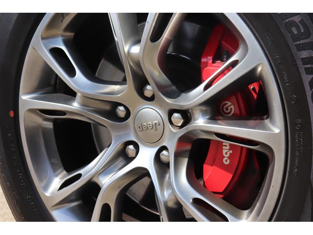 SRT8 黒革 アルカンターラSRT専用スポーツシート 8.4incワイドディスプレイ Brembo製ブレーキ パノラマサンルーフ harman kardon パワートランク SRT専用ワイドボディ(73枚目)