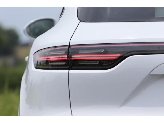 ターボ 新車延長保証 1オーナー スポーツクロノ カーボンインテリアPKG スポーツエグゾースト LEDマトリクスLED パノラマサンルーフ アンビエントライト 社外地デジ マンソリーフロアマット 21AW(31枚目)