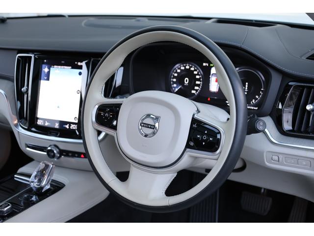 Ｖ６０ Ｔ６　ツインエンジン　ＡＷＤ　インスクリプション　プラグインハイブリッド　トールハンマーＬＥＤ　マッサージ機能付きファインナッパレザー　ベンチレーター　パノラマＳＲ　純正ナビ　全方位カメラ　ｈａｒｍａｎ／ｋａｒｄｏｎ　ＨＵＤ　電動テールゲート（4枚目）