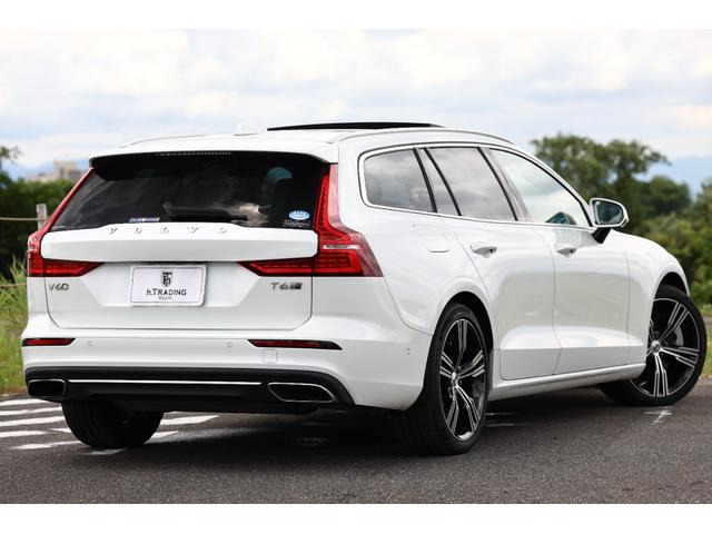 Ｖ６０ Ｔ６　ツインエンジン　ＡＷＤ　インスクリプション　プラグインハイブリッド　トールハンマーＬＥＤ　マッサージ機能付きファインナッパレザー　ベンチレーター　パノラマＳＲ　純正ナビ　全方位カメラ　ｈａｒｍａｎ／ｋａｒｄｏｎ　ＨＵＤ　電動テールゲート（6枚目）