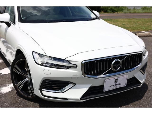 Ｖ６０ Ｔ６　ツインエンジン　ＡＷＤ　インスクリプション　プラグインハイブリッド　トールハンマーＬＥＤ　マッサージ機能付きファインナッパレザー　ベンチレーター　パノラマＳＲ　純正ナビ　全方位カメラ　ｈａｒｍａｎ／ｋａｒｄｏｎ　ＨＵＤ　電動テールゲート（17枚目）