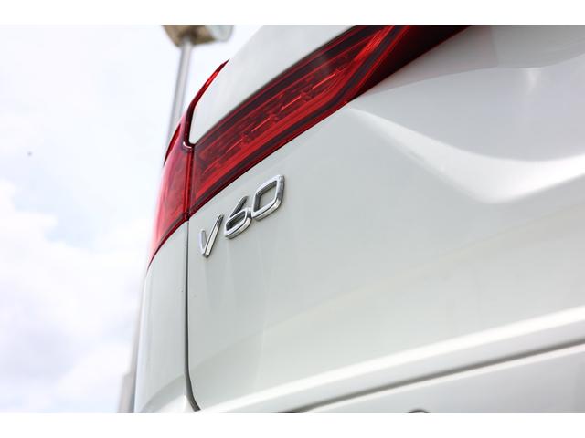 Ｖ６０ Ｔ６　ツインエンジン　ＡＷＤ　インスクリプション　プラグインハイブリッド　トールハンマーＬＥＤ　マッサージ機能付きファインナッパレザー　ベンチレーター　パノラマＳＲ　純正ナビ　全方位カメラ　ｈａｒｍａｎ／ｋａｒｄｏｎ　ＨＵＤ　電動テールゲート（35枚目）