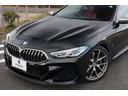 Ｍ８５０ｉ　ｘＤｒｉｖｅクーペ　レーザーライト　Ｂ＆Ｗダイヤモンドサウンド　フィオナレッド／ブラックフルレザーメリノ　ベンチレーター　カーボンルーフ　ＯＳ７搭載　全方位カメラ　ＨＵＤ　ＡＣＣ　スタイル７２８Ｍ２０ＡＷ　電動トランク（26枚目）