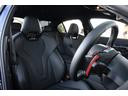 しっかり体をホールドしてくれるマルチファンクションシートはフルメリノレザー。シートヒーター、アクティブベンチレーター機能付き