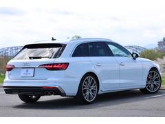 １オーナー車両、後期モデルのＳ４アバントが入庫いたしました。ボディカラーはグレイシアホワイト。綺麗な塗装状態をキープしております。 6