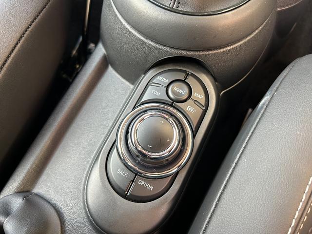 ＭＩＮＩ 　認定中古車・ユニオンジャックテールランプ・ＬＥＤライト・Ｂｌｕｅｔｏｏｔｈ接続・バックカメラ・純正ナビ・リッミター機能・ハイオク・オートワイパー・オートライト（14枚目）