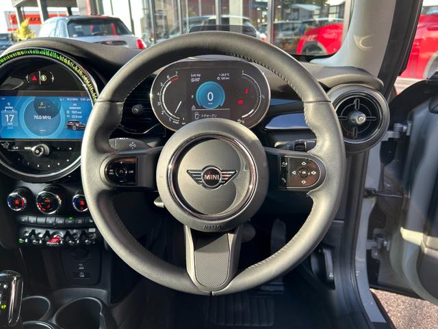ＭＩＮＩ 　認定中古車・ユニオンジャックテールランプ・ＬＥＤライト・Ｂｌｕｅｔｏｏｔｈ接続・バックカメラ・純正ナビ・リッミター機能・ハイオク・オートワイパー・オートライト（18枚目）
