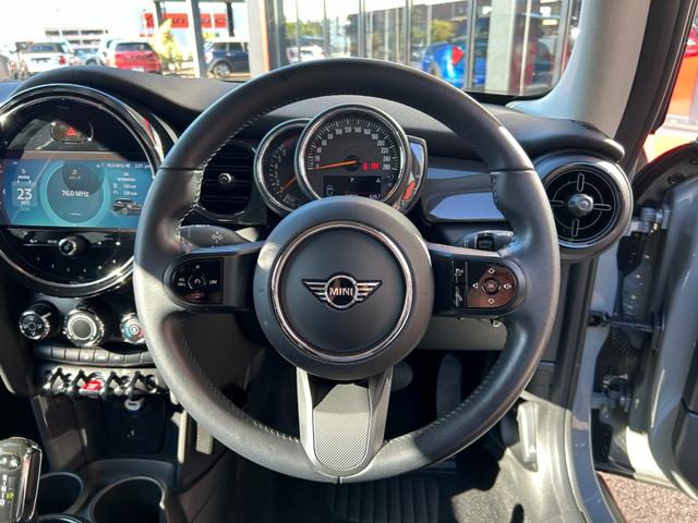 ＭＩＮＩ 　純正ナビ・アイドリングストップ・Ｂｌｕｅｔｏｏｔｈ・カーテンエアバック・１５インチ純正アルミホイール・ＥＴＣ・認定中古車（14枚目）