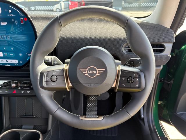 ＭＩＮＩ クーパーＣ　クラシック・トリム　純正ナビ・純正バックカメラ・アダプティブクルーズコントロール・サラウンドビューモニター・オートライト・オートワイパー・アップルカープレイ・アンドロイドオート（16枚目）