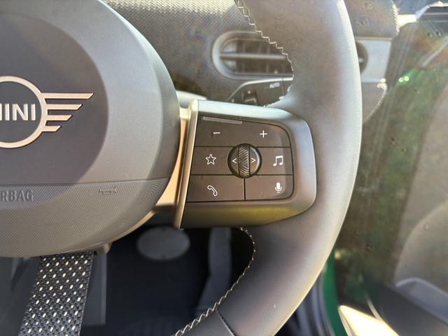 ＭＩＮＩ クーパーＣ　クラシック・トリム　純正ナビ・純正バックカメラ・アダプティブクルーズコントロール・サラウンドビューモニター・オートライト・オートワイパー・アップルカープレイ・アンドロイドオート（18枚目）