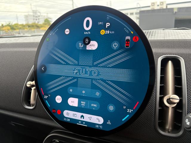 ＭＩＮＩ カントリーマンＤ　フェイバリット・トリム　純正ナビ・純正バックカメラ・アダプティブクルーズコントロール・サラウンドビューモニター・オートライト・オートワイパー・アップルカープレイ・アンドロイドオート（12枚目）