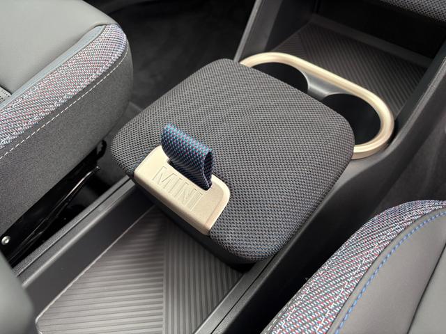 ＭＩＮＩ カントリーマンＤ　フェイバリット・トリム　純正ナビ・純正バックカメラ・アダプティブクルーズコントロール・サラウンドビューモニター・オートライト・オートワイパー・アップルカープレイ・アンドロイドオート（15枚目）