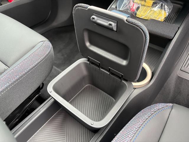 ＭＩＮＩ カントリーマンＤ　フェイバリット・トリム　純正ナビ・純正バックカメラ・アダプティブクルーズコントロール・サラウンドビューモニター・オートライト・オートワイパー・アップルカープレイ・アンドロイドオート（16枚目）