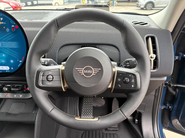ＭＩＮＩ カントリーマンＤ　フェイバリット・トリム　純正ナビ・純正バックカメラ・アダプティブクルーズコントロール・サラウンドビューモニター・オートライト・オートワイパー・アップルカープレイ・アンドロイドオート（19枚目）