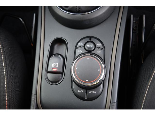 MINI クーパーD クロスオーバー 純正HDDナビゲーションシステム/ETC2.0/テールゲートイージーオープナー/純正バックカメラ/コンフォートアクセス/フォグライト/LEDヘッドライト/純正アルミホイール(13枚目)