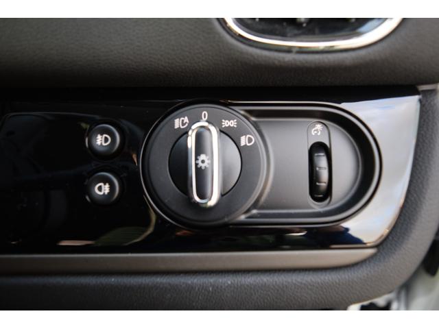 MINI クーパーD クロスオーバー 純正HDDナビゲーションシステム/ETC2.0/テールゲートイージーオープナー/純正バックカメラ/コンフォートアクセス/フォグライト/LEDヘッドライト/純正アルミホイール(22枚目)